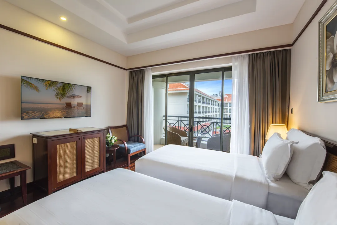 Grand Deluxe Twin Bed - Bedroom with Balcony View