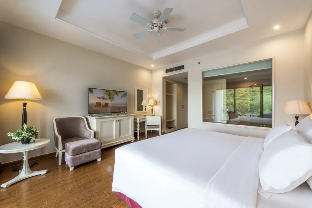 Deluxe King Bed - Bedroom View