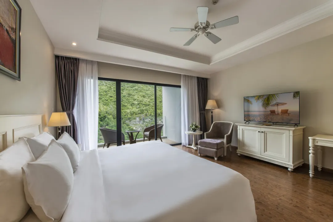 Deluxe King Bed - Bedroom