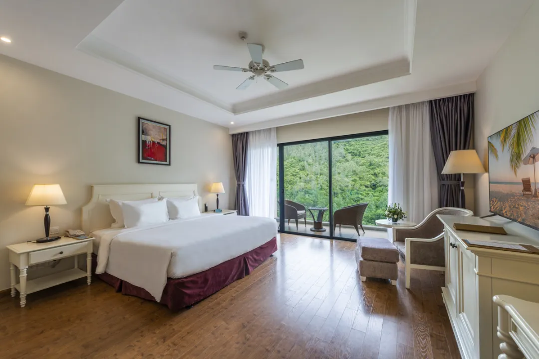 Deluxe King Bed - Bedroom with Balcony View