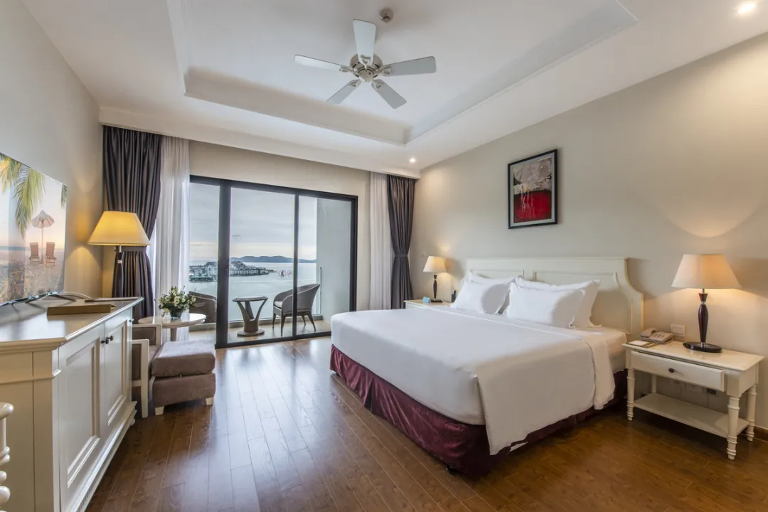 Deluxe Ocean View King Bed - Bedroom with Sea View