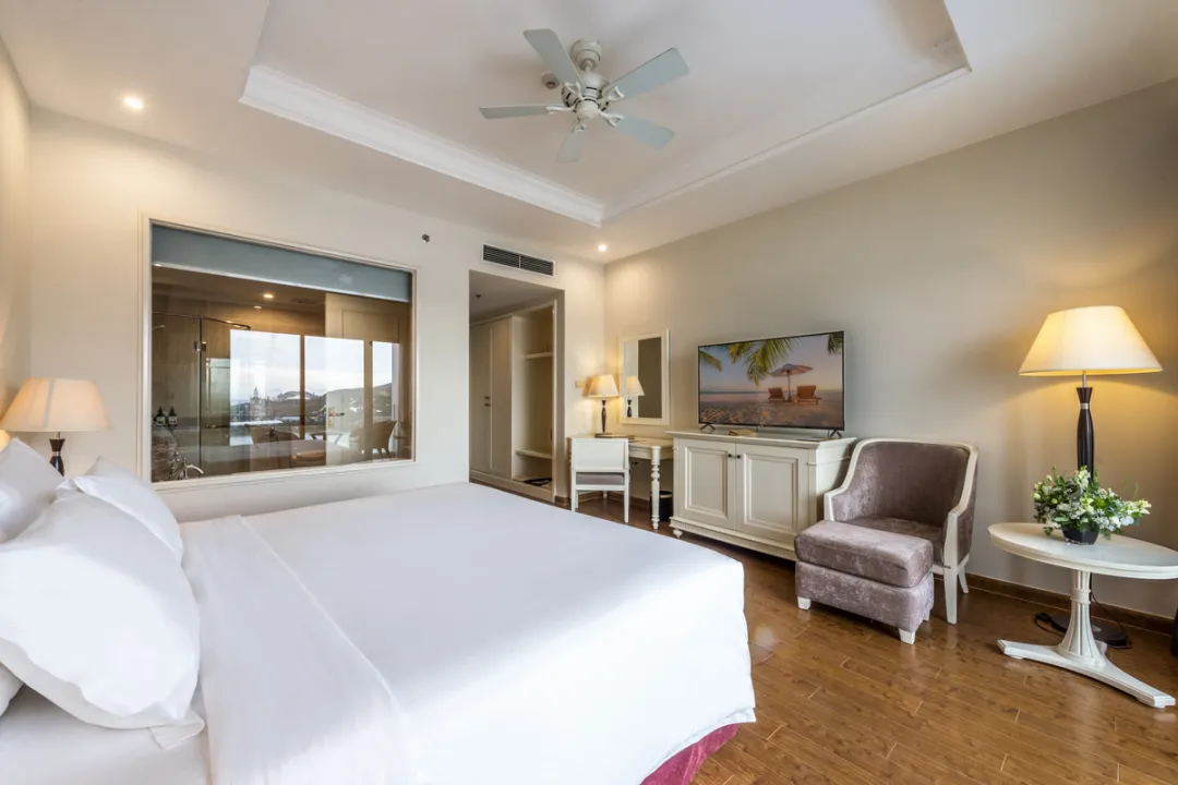 Deluxe Ocean View King Bed - Bedroom