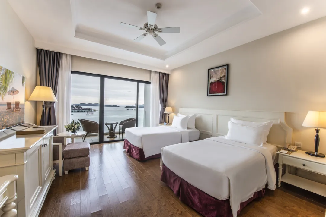 Deluxe Ocean View Twin Bed - Bedroom with Sea View