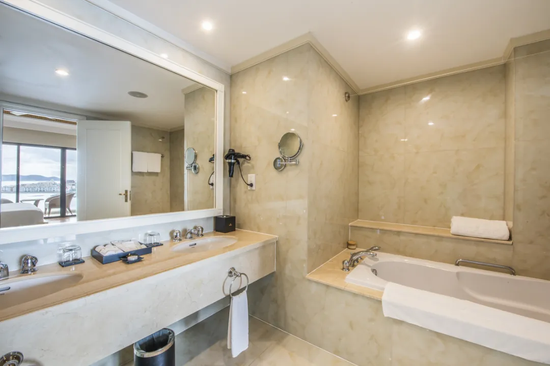 Executive Suite Ocean View - Bathroom