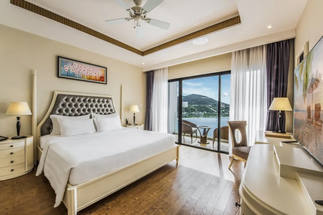 Executive Suite Ocean View - Bedroom with Sea View