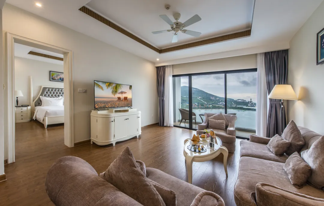 Executive Suite Ocean View - Living Room