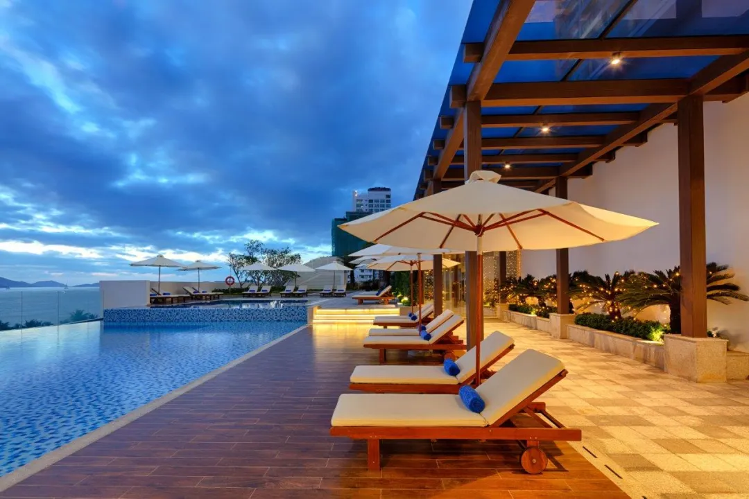 Vinpearl Beachfront Nha Trang - Pool Lounge at After Sunset 