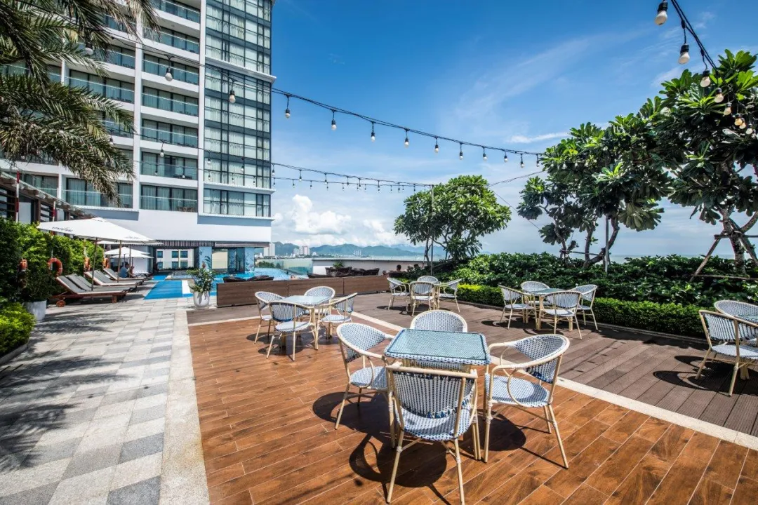 Vinpearl Beachfront Nha Trang - Pool Lounge
