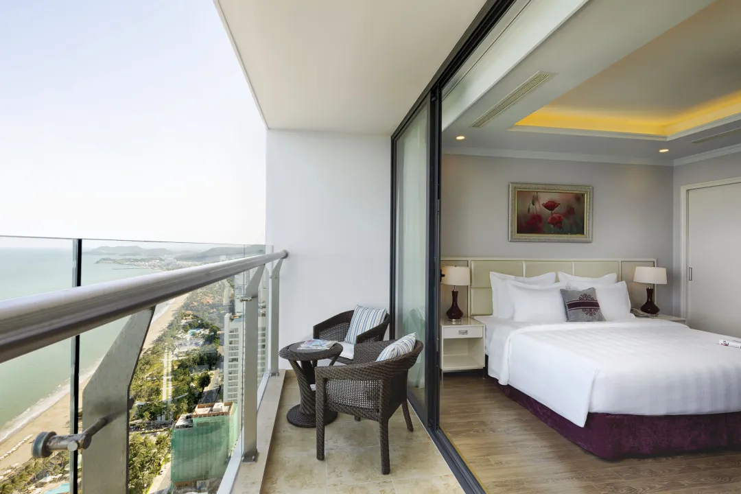 Studio Ocean View Double Beds - Bedroom with Balcony Lounge