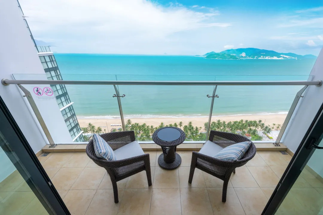Studio Ocean View Two Single Beds - Balcony Lounge with View