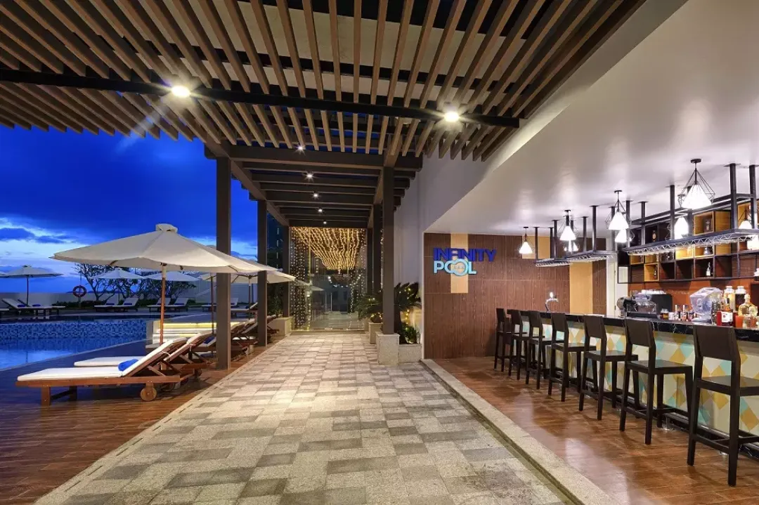 Infinity Pool Bar