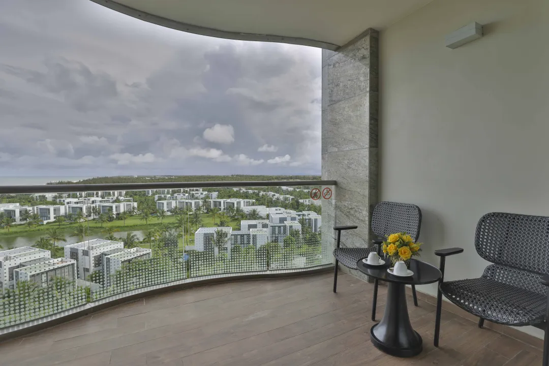 Deluxe King Bed - Balcony Lounge