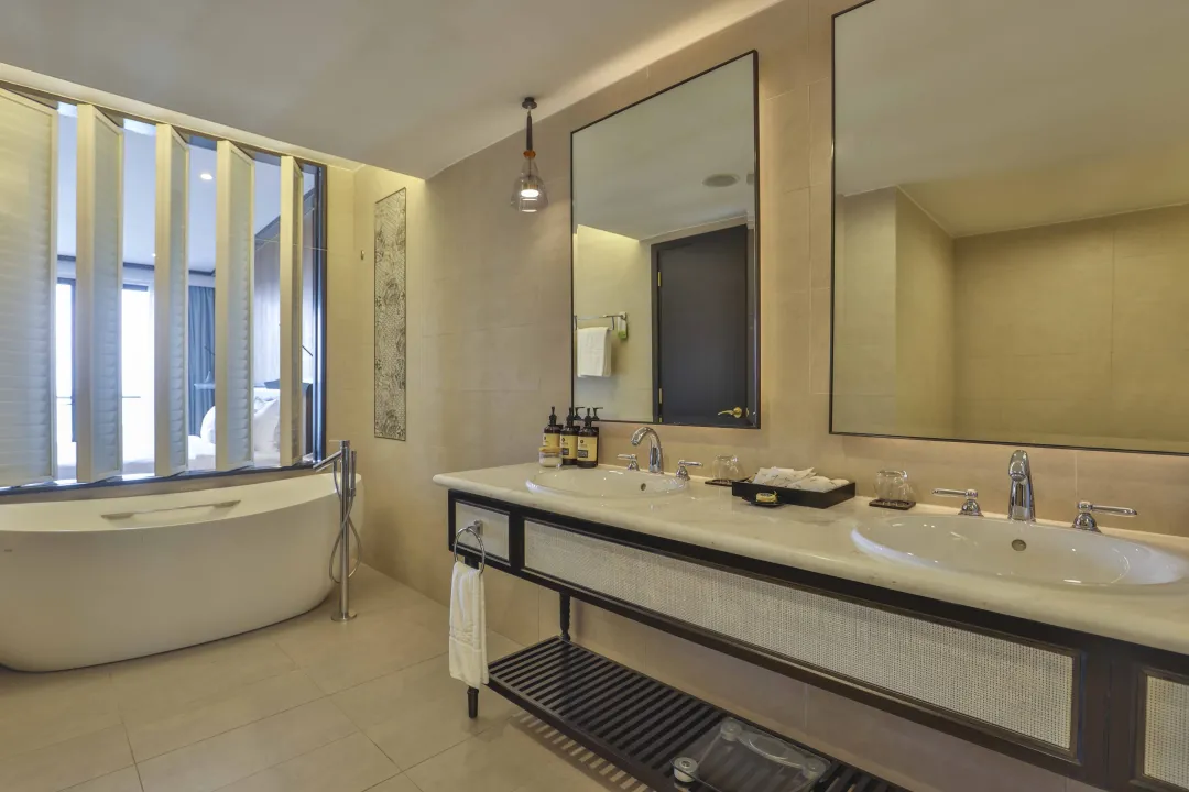 Deluxe Ocean View King Bed - Bathroom