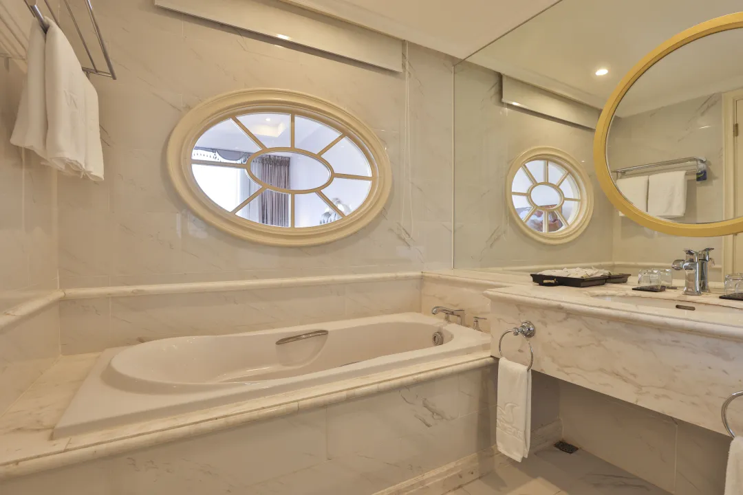Deluxe King Bed - Bathroom