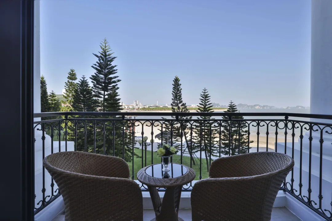 Deluxe Ocean View King Bed - Balcony Lounge