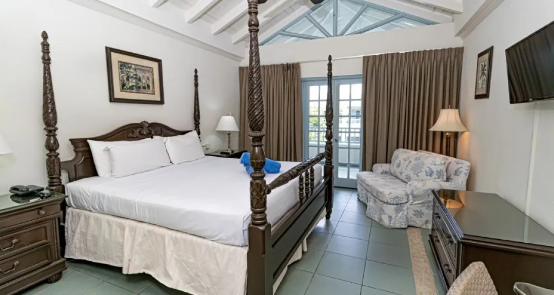 Deluxe King Courtyard - King Bedroom