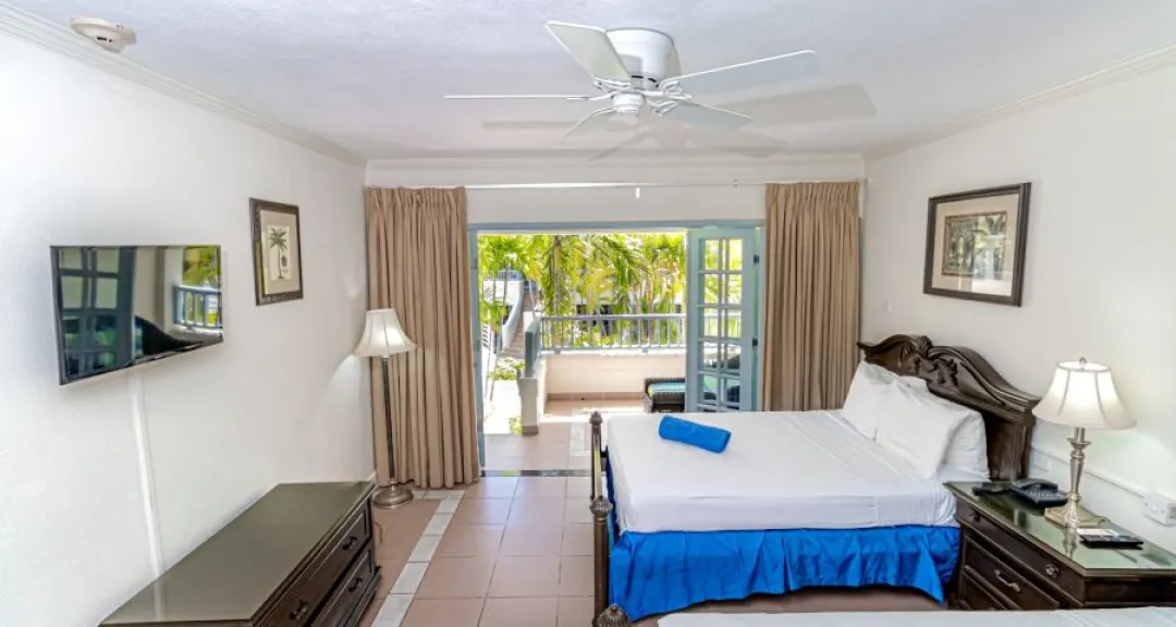 Deluxe King Pool Access - King Bed with Balcony View