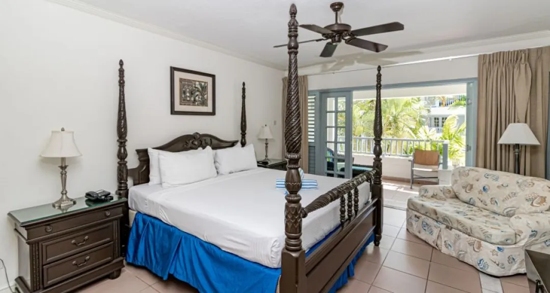 Deluxe King Pool Access - King Bed