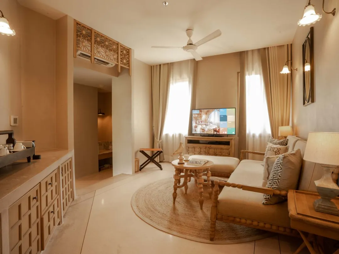 Seaside Pool Paradise Suite - Living Room