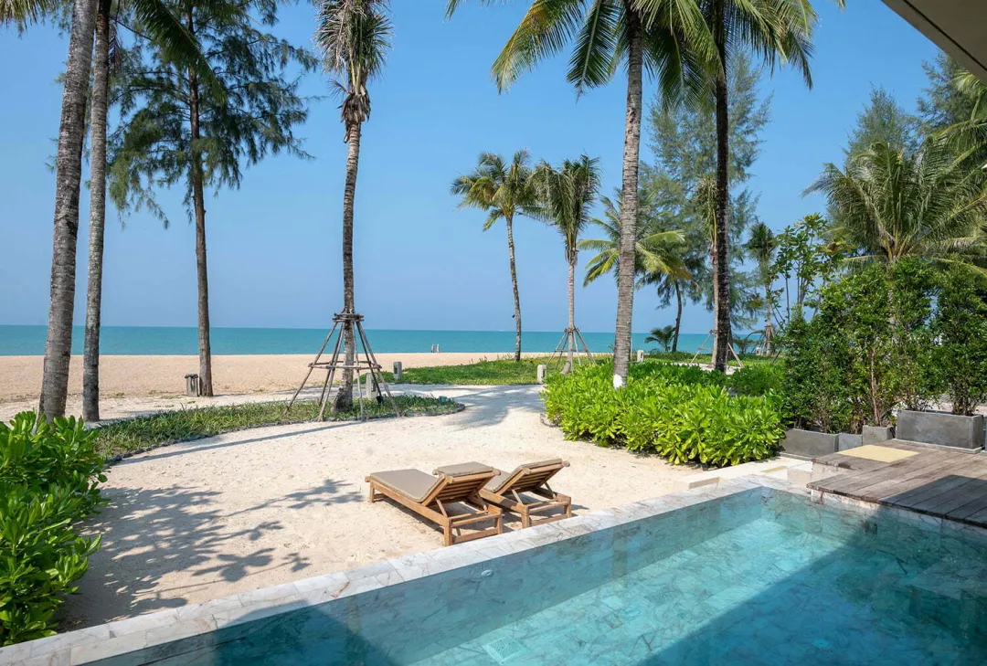 Beachfront Pool Villa - Beach Lounge