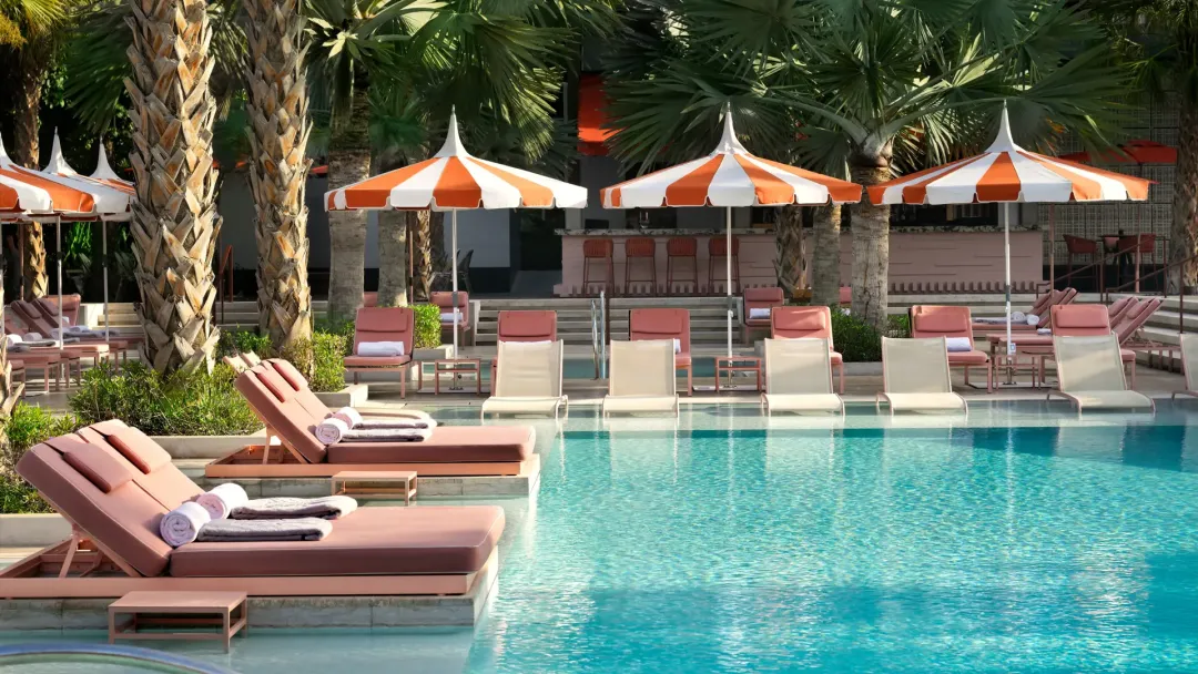 Banyan Tree Dubai - Pool with Lounge
