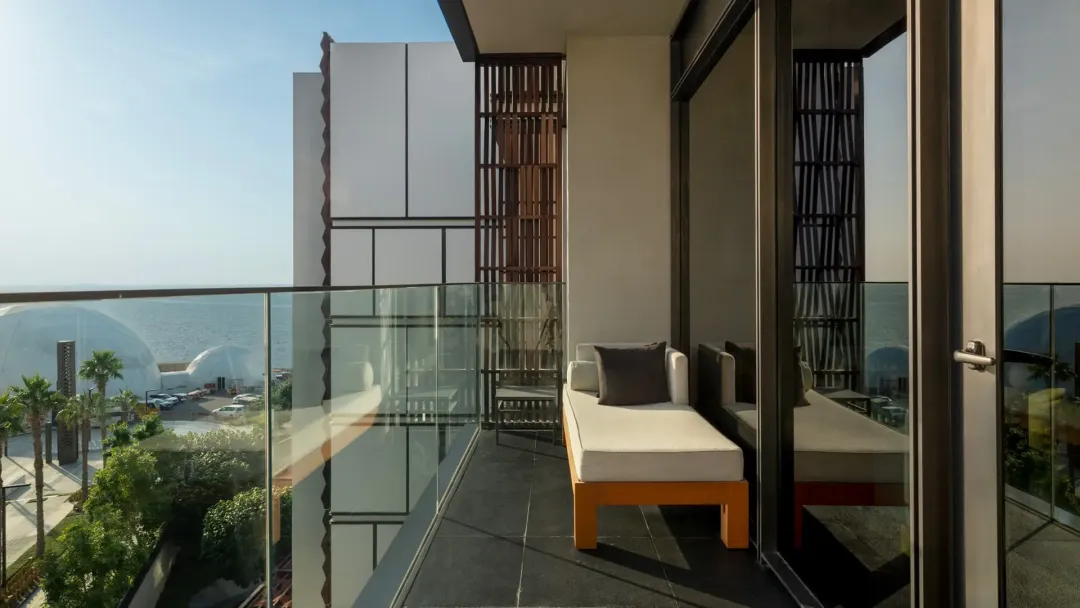 Bliss Guestroom - Balcony Lounge