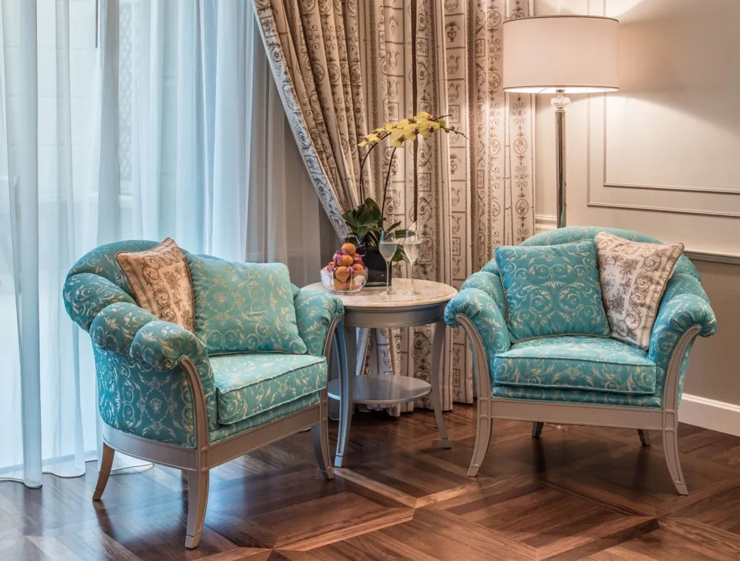 Premier Versace Creek View Room - Seating Aeria