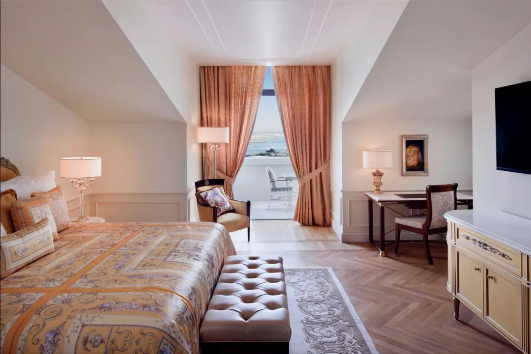 Superior City View Room - Bedroom with Balcony View