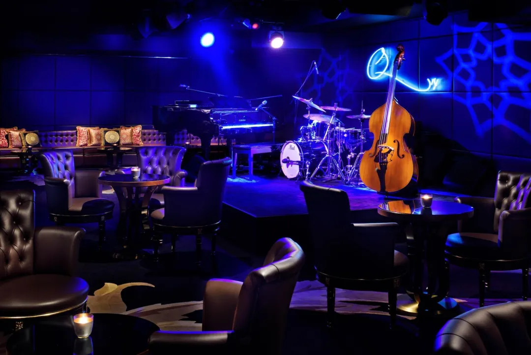 Q s Bar and Lounge