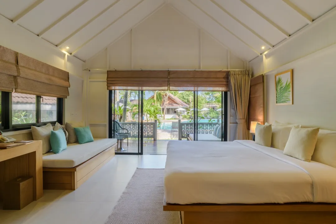 Beachfront Villa - Bedroom with Pool View