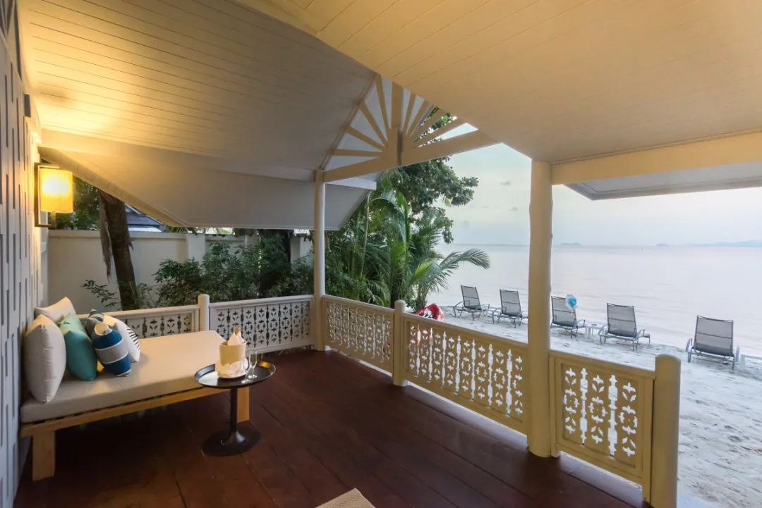 Beachfront Villa - Terrace Lounge with Beach View