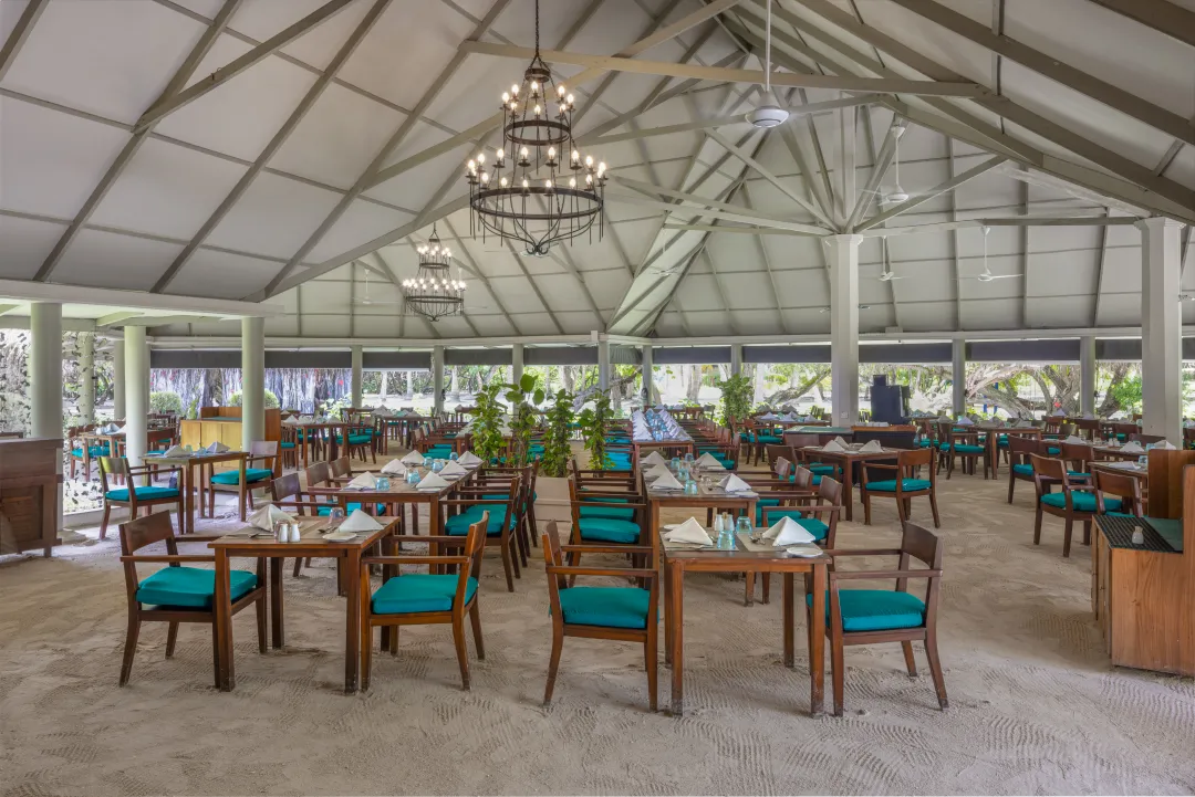 Hudhuranfushi - Banyan Restaurant - Table arrangement