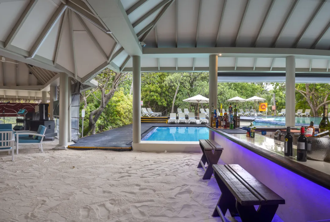 Hudhuranfushi - Pool Bar - Pool Side
