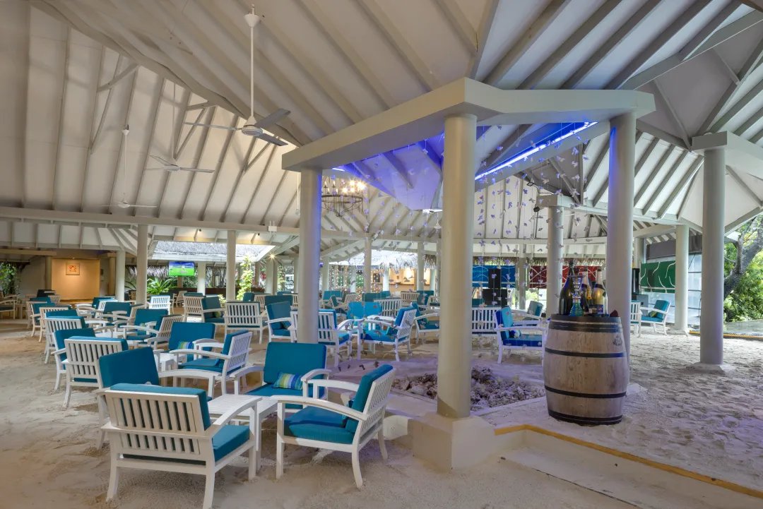 Hudhuranfushi - Pool Bar - Seating