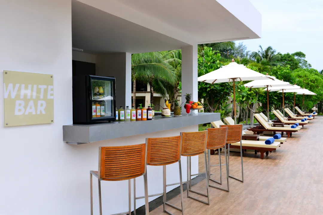 Layana Resort and Spa - White Bar