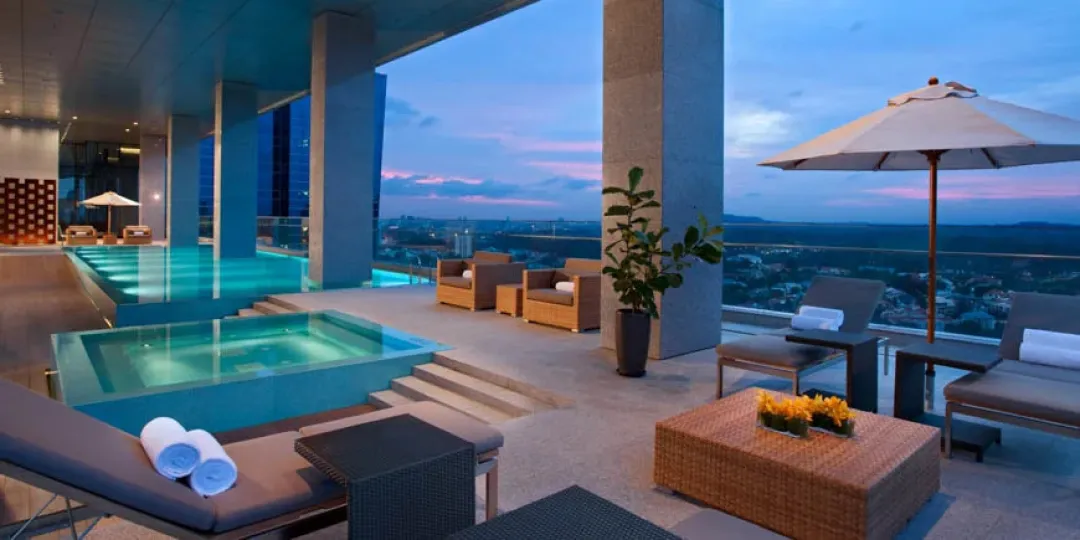 Oasia-Hotel-Novena-Club-Infinity-Pool