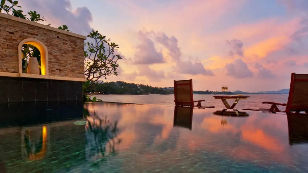 The-Sarann-Relax-by-the-Pool