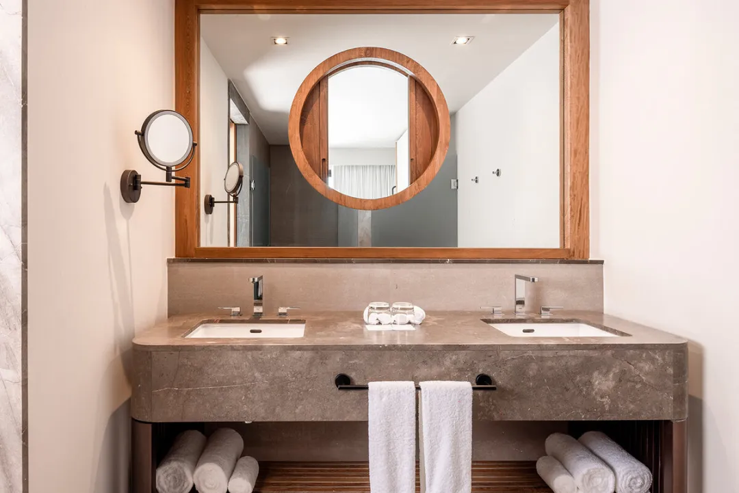 Oceanfront-King-Bathroom