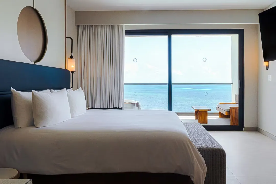 Oceanfront-King-King-Bed-with-Sea-View
