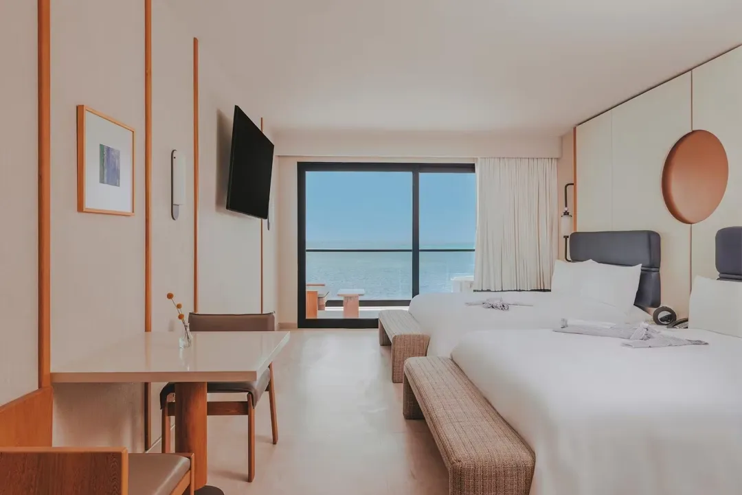 Oceanfront-Queen-Twin-Bed