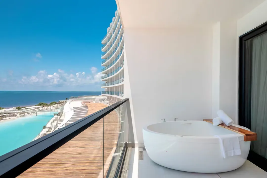 Oceanfront Queen -Bathtub