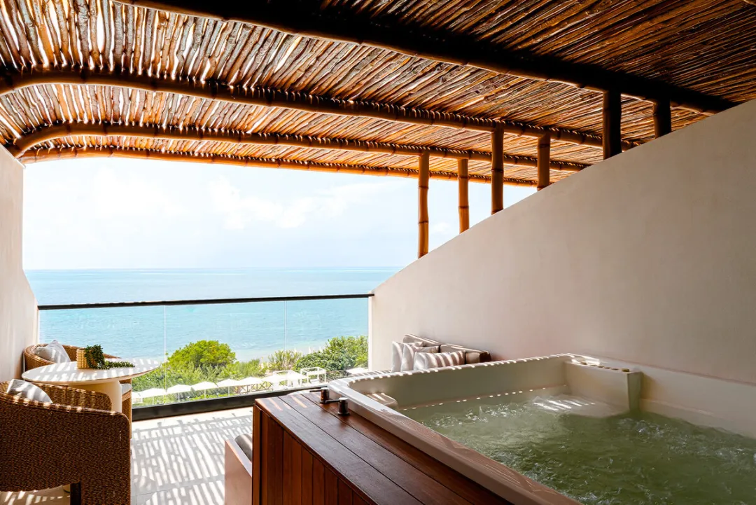 Oceanfront-Family-and-Friends-Jacuzzy-with-Balcony-View
