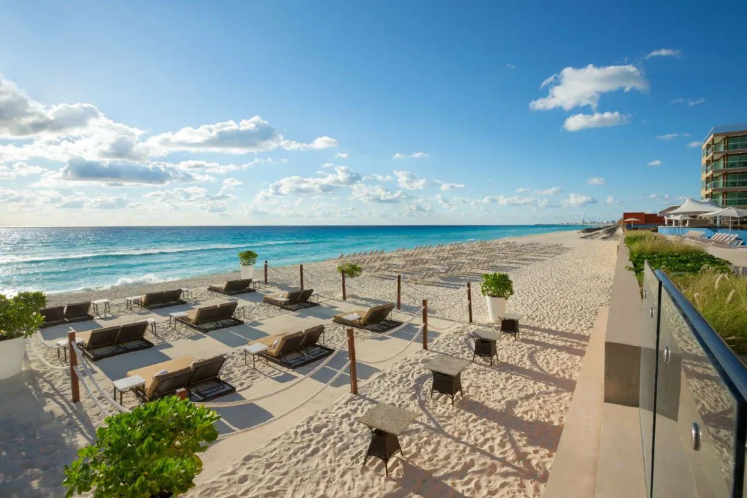 Hard Rock Hotel Cancun - Beach Lounge