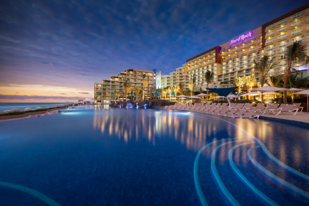 Hard Rock Hotel Cancun - Pool View after Sunset