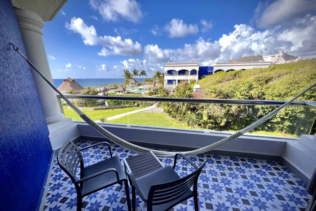 Deluxe One Bedroom Sky Terrace - Balcony Lounge