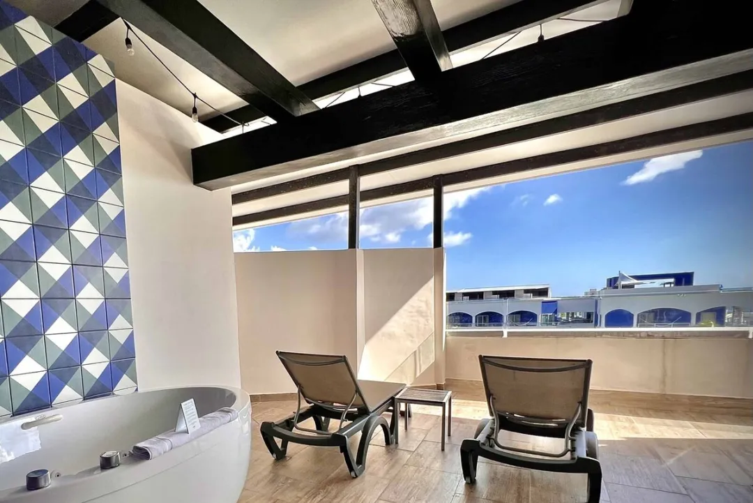 Deluxe One Bedroom Sky Terrace - Terrace Bath and Lounge