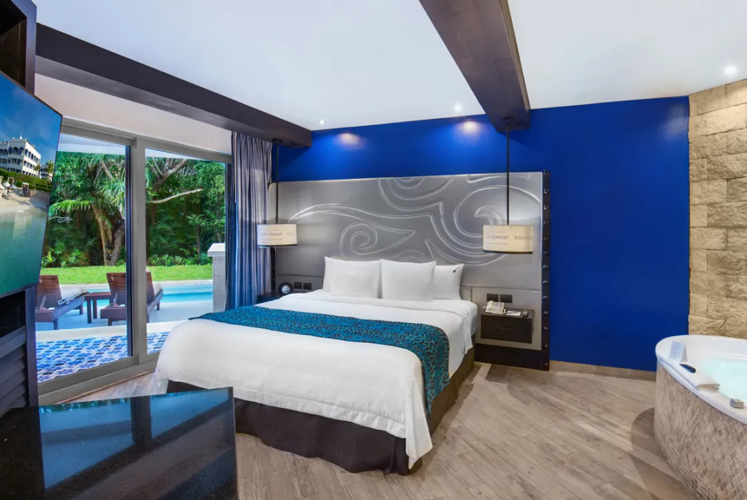 Deluxe Swim-up King - King Bed