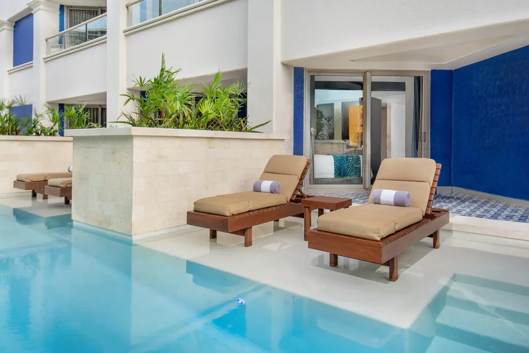 Deluxe Swim-up King - Pool Lounge