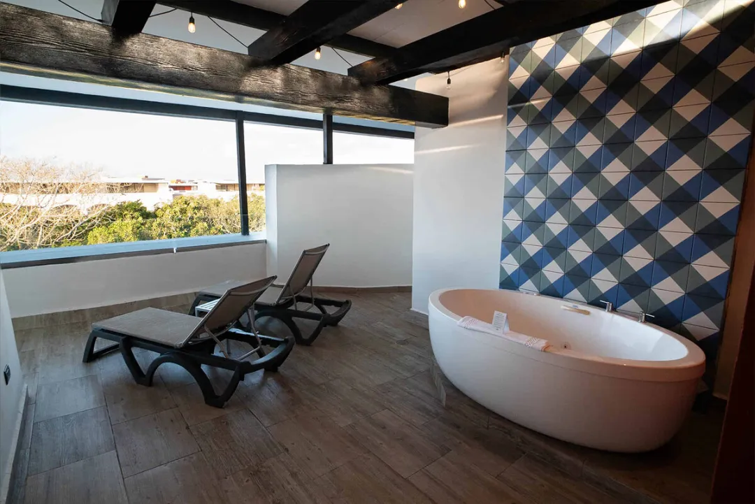 Deluxe One Bedroom Sky Terrace - Balcony Bath with Lounge