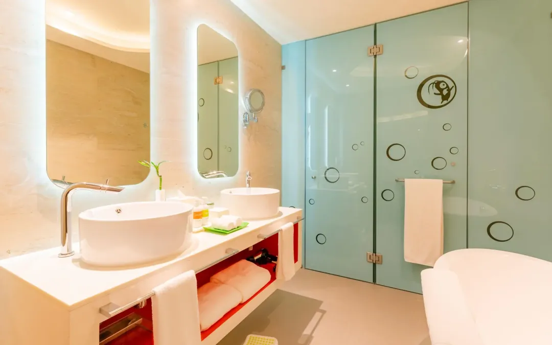 Swim-up Oceanfront Pool Deck Level Queen Suite -Bathroom View